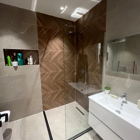 Glamorous 2-bedroom - Near 아파트 *